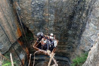 印度矿井遭洪水淹没 九人受困印度洪水淹没矿井，至少九名矿工受困其中，当局正在展开救援行动，已发现三具遗体。法新社报道，印度东北部阿萨姆邦迪马哈萨奥地区的矿井星期一（1月6日）遭水淹没，当时至少有27名矿工在矿井内工作。报道称，附近一个废弃矿井的水突然涌入矿井，大部分矿工设法逃出，但仍有九人受困其中。超过100名救援人员立即展开行动，并于星期二（7日）持续救援。当局称，已发现三具遗体。印度军方指出，部队“包括潜水员、工兵、医疗队和支援人员迅速作出反应”，试图将矿工救出。据当局推测，矿工们被困在地下300英尺处