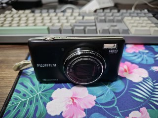 #出售 #电子产品 #富士 #ccd相机 #富士t410 联系 Over  价格 550富士T410 CCD相机，黑色。充新成色，功能全正常。接小刀复古胶片风，出片移步小红书，效果真的很不错。单机+相机包+非原厂全新电池充电器+非原厂全新电池+内存卡