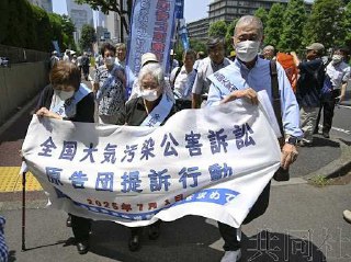 日柴油车尾气受害患者提起集体诉讼 向政府和车企索赔主张因1975年以来柴油车尾气排放导致哮喘等疾病的115名患者1日在东京地方法院提起集体诉讼，向日本政府和7家车企索赔1.15亿日元（约合人民币574万元）。部分患者还将首都高速公路公司列为被告。此前患者曾向政府的公害等协调委员会申请责任裁定，但6月被驳回。原告为当时东京、神奈川等1都4县的居民及通勤人员。诉状中指控车企在明知柴油尾气微粒会严重危害健康的情况下仍扩大产销，而政府未对尾气排放进行限制，首都高速公路公司未尽到公路建设管理职责。公调委在裁决中指出，