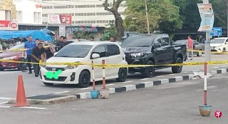 马来西亚槟州北海一名中年男子把货卡停在学校前路旁，准备接送孩子放学。两名枪手共骑一辆电单车突然出现，并朝司机座连开数枪。https://zb.sg/5fFM