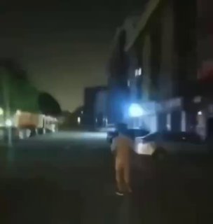 #网友投稿：就在刚刚，金边幸运园区一只落单的夜班狗推还在睡梦中，结果警察直接撞击房门，睡梦中的狗推突然惊醒，甚至还没来得及穿裤子直接就跑出去了。Ps：估计今晚很多白马园区的狗推也会像他一样裸奔出来😂😄 订阅吃瓜频道❤️ @guagua加入群聊：@zongshuji☸️TG推荐群组频道 🈲全网开车推荐💰看广告赚钱 ✅USDT转账只需0.1trx