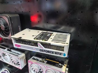 🖼 七彩虹 iGame Ultra 系列双 M.2 盘位显卡亮相 BW2025