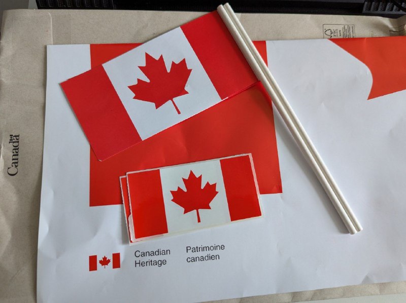 向政府申領免費的 Canada Day 慶祝用品竟然真的能送到，蚊子腿也是肉，連去 Dollarama 的錢都省了