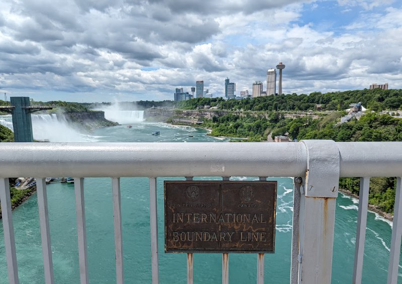 去了 Niagara Falls 美國一側，幾乎每個人，甚至沒有兩邊都去過的人，都會跟你説大瀑布加拿大一側更好，有點人云亦云的意味，還是得親眼一探虛實