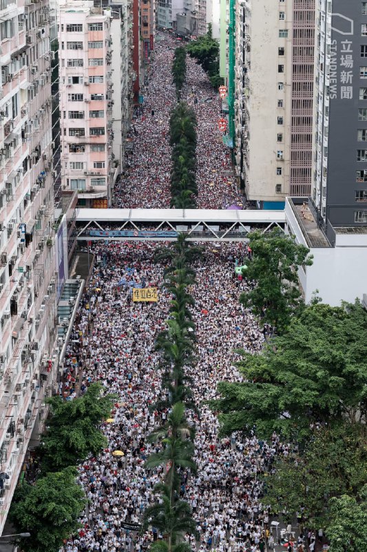 【香港人的反抗運動ㅤ號角聲響兩周年】香港人不會忘記，兩年前，政府違逆民意，強推修訂《逃犯條例》，政府態度強硬，似乎條例通過已無可避免，反抗亦是徒勞，但香港人拒絕認命