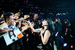 美国乐坛天后Lady Gaga（女神卡卡）阔别13年重返我国登台。今年的Mayhem巡回演唱会，预计为本地经济贡献2亿至2.5亿元。  https://zb.sg/B5mS