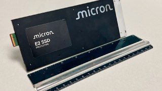 #硬件设备 存储行业正在制定 E2 固态硬盘标准，可以实现单盘 1PB 存储容量，标准 2U 服务器可以存储 40PB 数据。E2 SSD 在性能和成本上介于 HDD 和企业级 SSD 之间，帮助企业尤其是 AI 企业存储温数据 (访问频率中等的数据)。查看全文：https://ourl.co/109259→欢迎关注：蓝点网订阅频道→欢迎关注：蓝点网X/Twitter→联系编辑：山外的鸭子哥→618 CN2GIA服务器仅99元不限新老