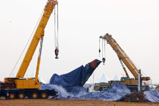 韩国国土交通部长打算辞职 为济州航空事故负责韩国国土交通部长朴庠禹打算辞职，为济州航空事故负责。路透社报道，朴庠禹（Park Sang Woo）星期二（1月7日）在记者会上说：“我对这场灾难深感责任重大。”他说，在解决当前局势后，他将在合适的时机辞职。朴庠禹也说，当局计划改进机场跑道尽头的混凝土墙。这堵混凝土墙原本用于支持定位器，在能见度低的情况下引导飞机降落。他说：“无论这堵墙是否符合规定，我们都会立即进行改进，以加强安全性。”不过，他没有透露有关改革的细节。韩国交通官员此前曾说，这些设备是按照当地规定建