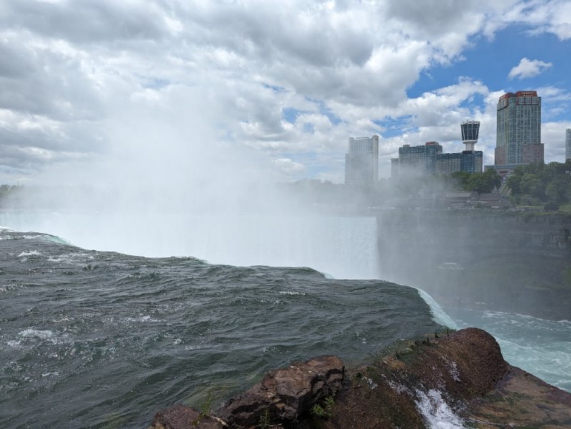 去了 Niagara Falls 美國一側，幾乎每個人，甚至沒有兩邊都去過的人，都會跟你説大瀑布加拿大一側更好，有點人云亦云的意味，還是得親眼一探虛實