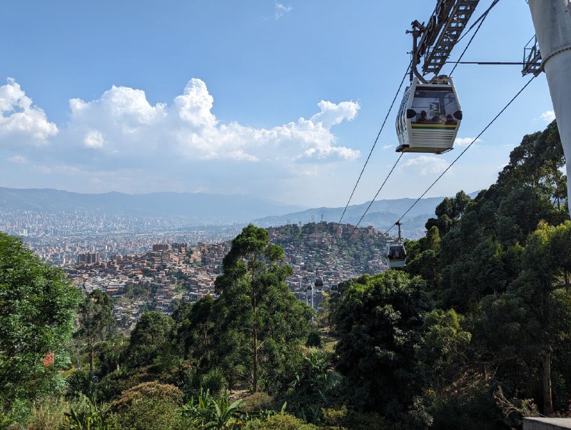 Medellín 自是山城，最特別的還屬纜車交通，和軌道交通同站換乘，是真正融入市民一部分的交通工具，比重慶的靠譜