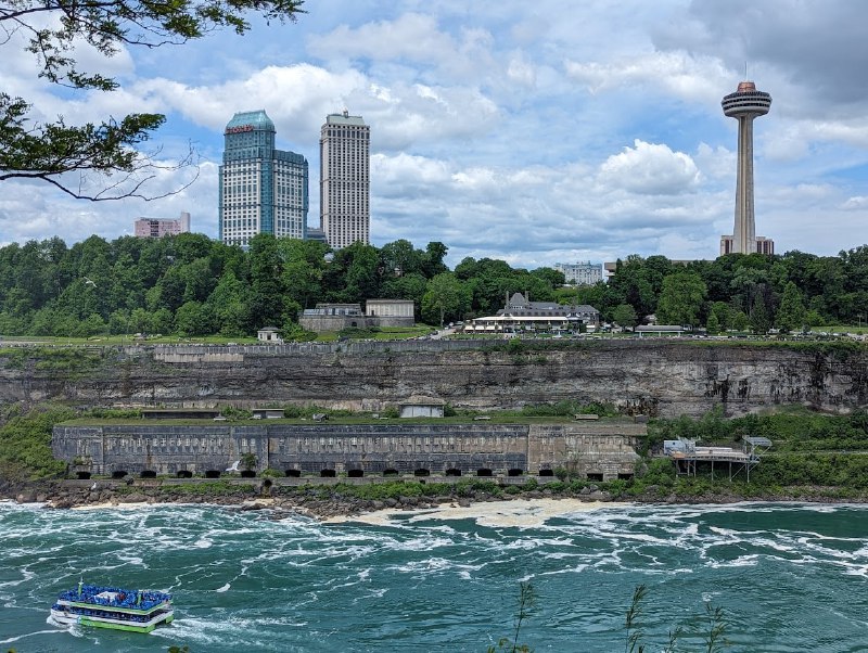 去了 Niagara Falls 美國一側，幾乎每個人，甚至沒有兩邊都去過的人，都會跟你説大瀑布加拿大一側更好，有點人云亦云的意味，還是得親眼一探虛實