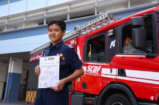 13岁男生立志成为消防员，去年通过手机应用响应15起紧急事件。 https://zb.sg/xfaW