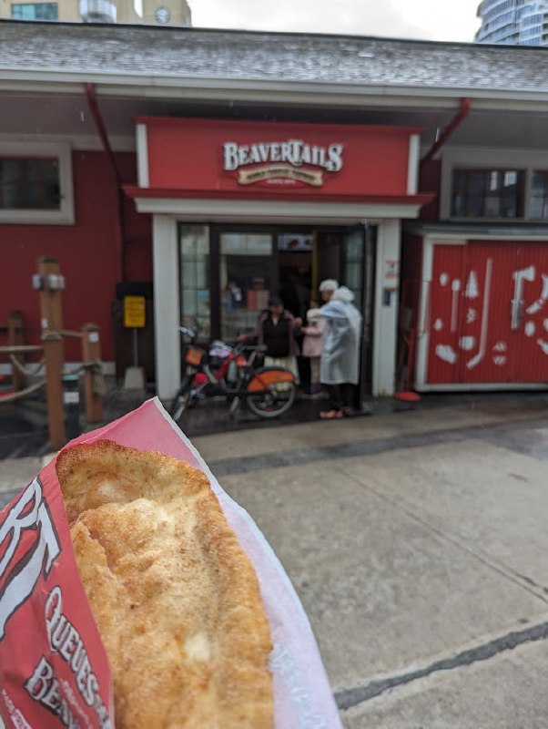 BeaverTails 是真正的良心公司！各種 National Cheeseburger Day、National French Fry Day 之類的噱頭，從沒見過商家真正無條件免費送，而今天 National BeaverTails Pastry Day 他們無條件贈送了肉桂口味的經典款 BeaverTail