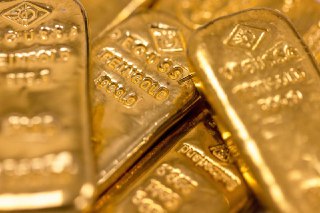 金价重回3300美元 贸易战升温下市场全面看好走势在避险资金需求带动下，金价在美国长周末前重新回到3300美元水平以上。6月份交割的黄金期货本周强力回弹5.3%，收报3357.7美元。随着贸易紧张局势再度升级，市场全面看好接下来的金价走势。上星期五（5月16日），国际信用评级机构穆迪（Moody’s）调降美国信评，引发资金撤离美国债券，涌入黄金。美国总统特朗普在刚过去的星期五（23日）再将贸易威胁升级，威胁对智能手机征收至少25%关税，对进口自欧盟的商品征收50%关税，导致股市下挫。Forexlive.co
