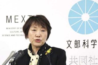 日本文科相称教室内安装摄像头仍存争议由于日本全国接连曝出教师对学生实施猥亵等案件，有部分意见要求在教室内安装监控摄像头。对此，文部科学相阿部俊子1日在内阁会议后的记者会上表现出谨慎态度，称“考虑到学生日常活动被全程录像的利弊等，对于在普通教室广泛安装摄像头的建议，存在很多争议”。阿部指出“在多人在场的情况下很难想象会发生性侵”，但另一方面，她认为在师生一对一或人数很少等“其他人看不到的限定情况下可以考虑使用摄像头”。6月接连曝出教师猥亵学生等案件。名古屋市立小学的教师等涉嫌在社交平台（SNS）聊天群分享偷拍
