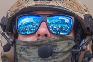 民调：逾70%美国民众担忧政治暴力民调显示，七成以上美国民众认为，政治动机的暴力活动是美国当前面临的一个主要问题。新华社报道，美国全国公共广播电台、公共广播电视网和马里斯特舆情调研所星期二（7月1日）公布的联合民调结果显示，73%的参与民调者认为政治暴力是主要问题，23%认为这是一个相对次要的问题。民主党人（75%）和独立人士（79%）对政治暴力担忧的比例高于共和党人（69%）。76%的美国民众认为，导致美国内部分裂的一系列问题对民主构成严重威胁。民主党人（89%）和独立人士（80%）对此感到担忧的比例远高