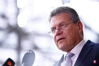 美国总统特朗普威胁向欧盟商品征收50%的关税后，欧盟委员会敦促美国在贸易谈判中展现尊重而非威胁。 https://zb.sg/Ljkp