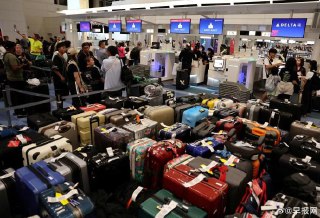 日本拟对外国游客加征高达5000日元离境税日元贬值，让日本旅游业红火。随着日本酒店调整房费，日本政府也准备调整离境税，可能从目前的1000日元（约9新元）调高到3000日元或5000日元。执政的自民党参议员吉川有美在参议院预算委员会上说：“日本的离境税与其他国家相比较低，我们提高离境税，可用于应对过度旅游和振兴地方提供资金来源。”