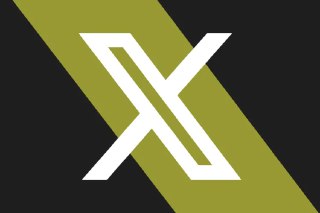 社交网站X/Twitter修改开发者协议 即便付费购买API后也禁止拿数据训练AI新版开发者协议在逆向工程和其他限制下新增内容：您不能且不得尝试 (或允许其他人) 使用 X API 或 X 的内容来微调或训练基础或前沿模型。对于违反协议的开发者则可能面临 X API 权限被暂停以及可能被 X 起诉的结果，毕竟目前 Grok AI 最主要的训练数据来源和功能就是 X 平台，Grok AI 可以无限制读取 X 平台的内容并进行分析和回答。但如果是大型科技公司那就可以通过付费方式获得这些数据，例如谷歌搜索就与 X