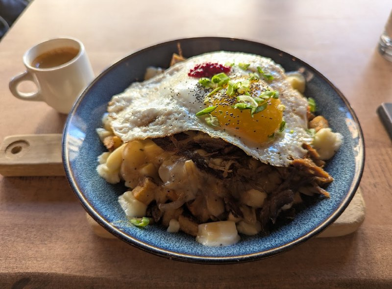 增肥篇：滿地坑的美食不會令人失望的！首先作為國菜 Poutine 的發源地，真的是隨便亂進一家都行