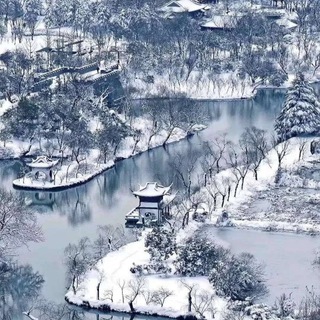 得到课程 《王人博·宪法学30讲》法学大家的公开课。 宪法学，研究的是“大”问题。他是我们理解立法思维和国家政治最重要的窗口。在这门课里，我们讨论的是...