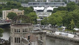 日本核爆受害者降至不到10万人 医疗护理成课题1日从日本厚生劳动省汇总的数据获悉，全国持有核爆受害者健康手册的人数截至2024年度末有99,130人（较上年度减少7695人）。这是旧《核爆医疗法》施行后开始交付手册的1957年度以来首次低于10万人。平均年龄为86.13岁，较上年上升0.55岁。今年正值战后80周年，核爆受害者的医疗与护理以及如何传承经历成为课题。据厚劳省统计，各都道府县中人数最多的是广岛48,310人，之后依次为长崎23,543人、福冈3,957人。1957年度约为20万人的手册持有者在1