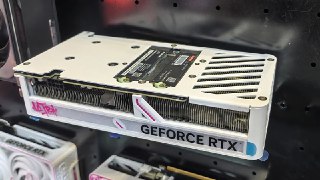 七彩虹展示 RTX 50 系显卡原型，集成双 M.2 SSD 插槽据报道，七彩虹（Colorful）在 Bilibili World 2025 活动上展示了一款 iGame Ultra 系列的 RTX 50 系显卡原型。该显卡最引人注目的设计是在背板上集成了两个 M.2 SSD 插槽，允许用户直接通过显卡扩展存储空间。这款显卡据推测将使用 PCIe x8 接口，从而可以利用 PCIe x16 插槽中闲置的另外 8 条通道。通过通道分流技术，这 8 条通道被平分为两组，为两个 M.2 插槽各提供 x4 带宽。